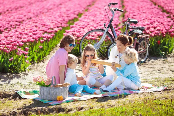 Familie Picknick Bloemen Tulpenvelden Nederland Jonge Moeder Kinderen Eten Lunch — Stockfoto