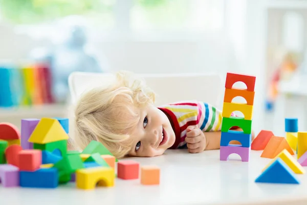 Çocuk Renkli Oyuncak Bloklarıyla Oynuyor Küçük Çocuk Oyuncaklardan Kule Inşa — Stok fotoğraf