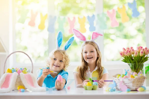 Kinderen Paaseieren Verven Kinderen Bunny Oren Kleurstof Kleurrijke Voor Pasen — Stockfoto