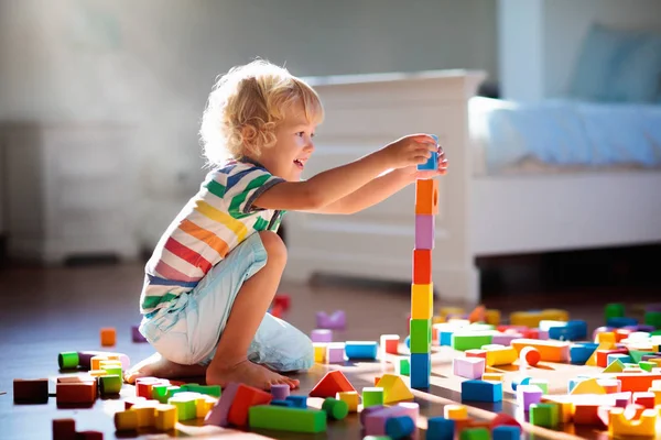 Barn Leker Med Färgglada Leksaksblock Barn Leker Liten Pojke Byggnad — Stockfoto