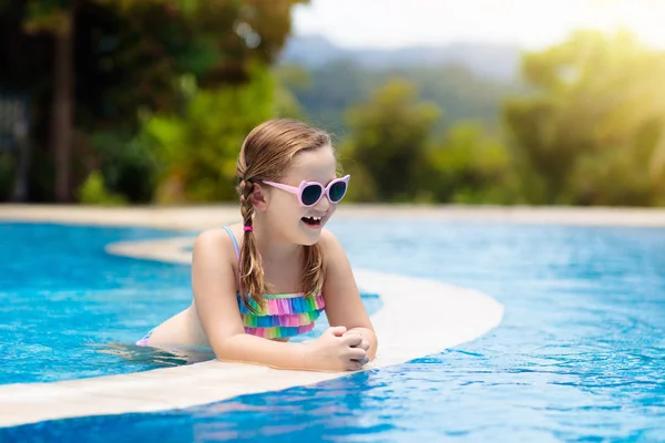 Enfant Jouant Dans Piscine Vacances Été Avec Les Enfants Petite — Photo