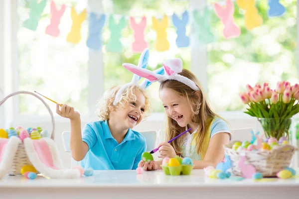 Kinderen Paaseieren Verven Kinderen Bunny Oren Kleurstof Kleurrijke Voor Pasen — Stockfoto