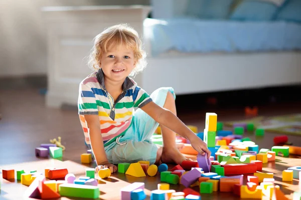 Barn Leker Med Färgglada Leksaksblock Barn Leker Liten Pojke Byggnad — Stockfoto