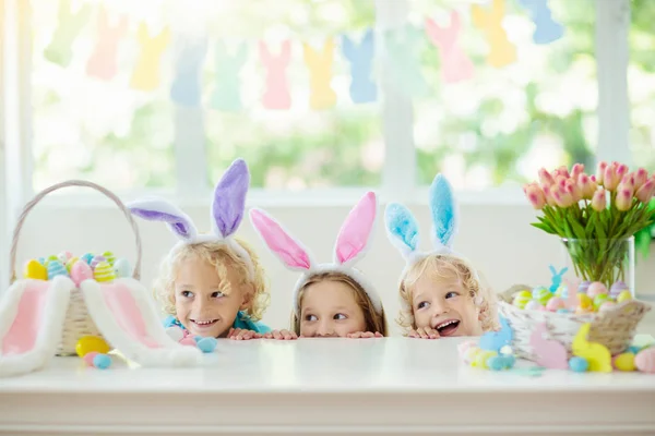 Kinderen Paaseieren Verven Kinderen Bunny Oren Kleurstof Kleurrijke Voor Pasen — Stockfoto
