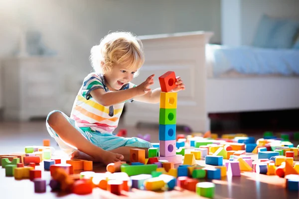 Criança Brincando Com Blocos Brinquedo Coloridos Miúdos Brincam Menino Edifício — Fotografia de Stock