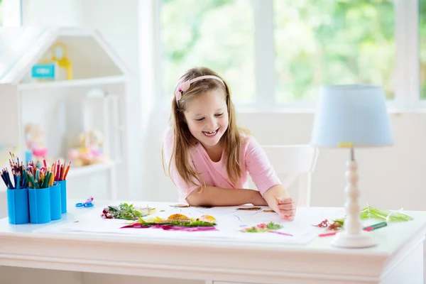 Criança Desenhar Arco Íris Pintura Infantil Casa Rapariga Fazer Trabalhos — Fotografia de Stock