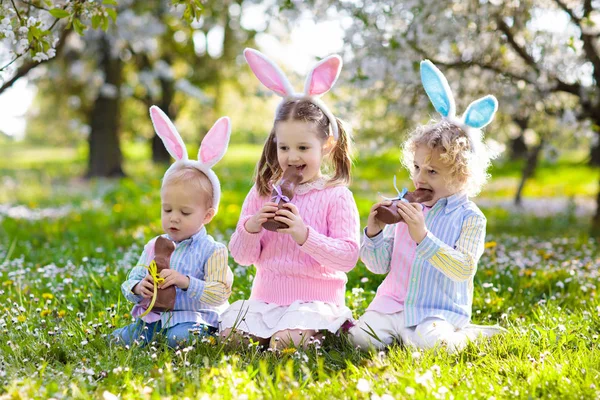 Kinderen Met Bunny Oren Easter Egg Hunt Bloeiende Kersenbloesem Tuin — Stockfoto