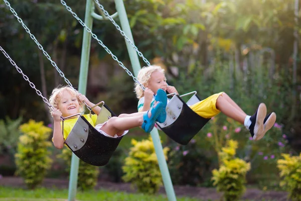 Kinder Schaukeln Einem Sonnigen Sommertag Auf Dem Spielplatz Einem Park — Stockfoto