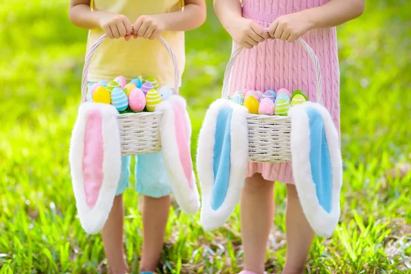 Dzieci Jaj Koszyk Bunny Uszy Pisanka Polować Słoneczny Wiosenny Ogród — Zdjęcie stockowe