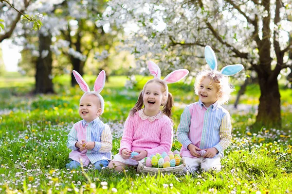 Dzieci Bunny Uszy Easter Egg Hunt Kwitnących Wiśni Kwiat Ogród — Zdjęcie stockowe