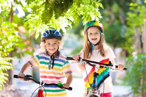 Barn Cykel Parken Barn Som Går Skolan Bär Säkra Cykelhjälmar — Stockfoto