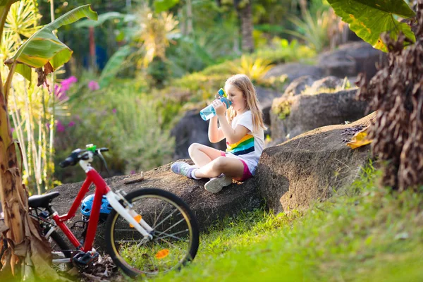 Kinderen Fiets Het Park Kinderen Gaan Naar School Met Een — Stockfoto