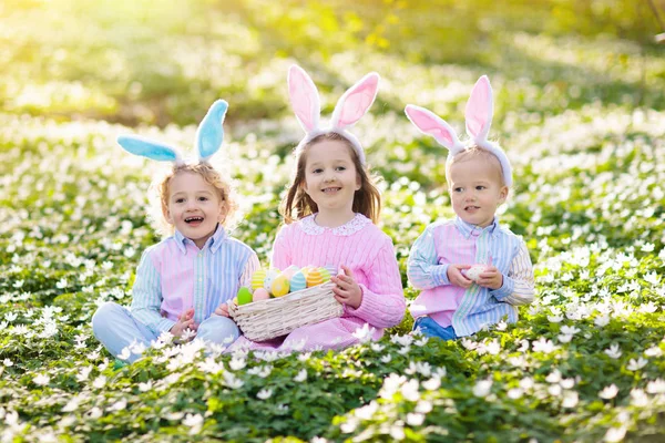 Easter Egg Hunt Spring Garden Kids Searching Colorful Eggs Sweets — Stock Photo, Image