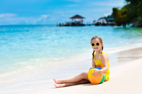 Dítě Hraje Fotbal Tropické Pláži Holčička Mořském Pobřeží Rodinná Letní — Stock fotografie