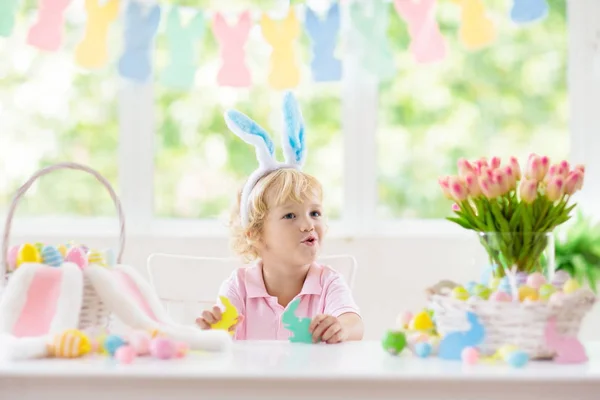 Kinderen Die Paaseieren Verven Kinderen Konijnenoren Verven Kleurrijk Voor Paasjacht — Stockfoto