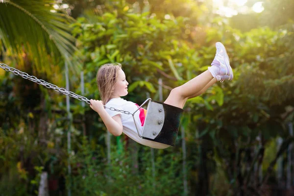 Kinder Schaukeln Einem Sonnigen Sommertag Auf Dem Spielplatz Einem Park — Stockfoto