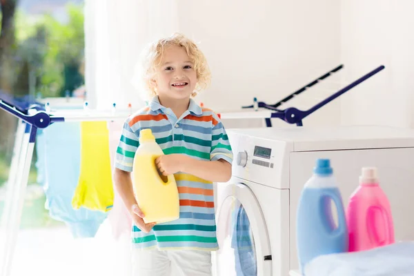 Criança Lavanderia Com Máquina Lavar Roupa Secador Roupa Miúdo Ajudar — Fotografia de Stock