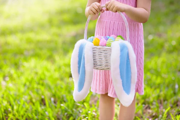 Kinderen Met Eieren Mand Bunny Oren Easter Egg Hunt Zonnige — Stockfoto