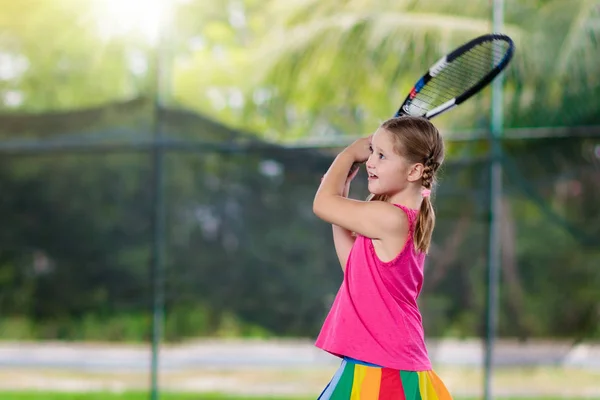 Dziecko Grające Tenisa Korcie Dziewczynka Rakietą Tenisową Piłką Klubie Sportowym — Zdjęcie stockowe