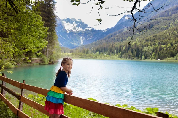 Senderismo Infantil Las Montañas Los Alpes Mirando Hermoso Lago Niño — Foto de Stock