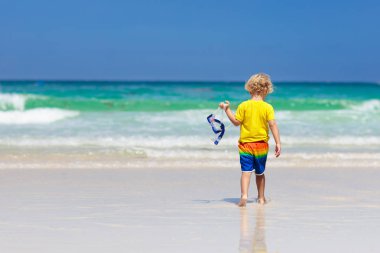 Tropikal plaj şnorkel çocuk. Çocuklar şnorkel egzotik adada aile yaz tatilde okyanusta. Su ve kum ile denizde kıyıya oynama ufaklık. Dalgalar halinde çalışan yürümeye başlayan çocuk. Beach Eğlence çocuk için.