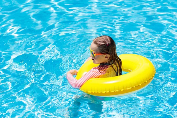 Barn Med Solglasögon Poolen Liten Flicka Uppblåsbar Ring Snålt Med — Stockfoto