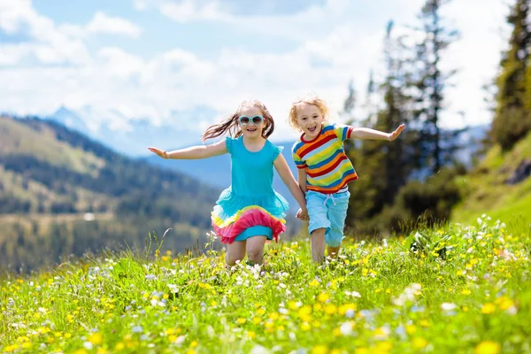 Barn Som Vandrar Alperna Barn Springer Snötäckta Berg Österrike Vårlovet — Stockfoto