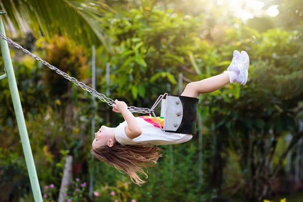 어린이 공원에서 화창한 놀이터에 학교와 유치원 스윙에 공기에서 활동입니다 — 스톡 사진