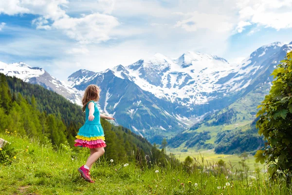 Kinderwandelen Alpen Kinderen Kijken Naar Besneeuwde Bergen Oostenrijk Voorjaarsvakantie Meisje — Stockfoto