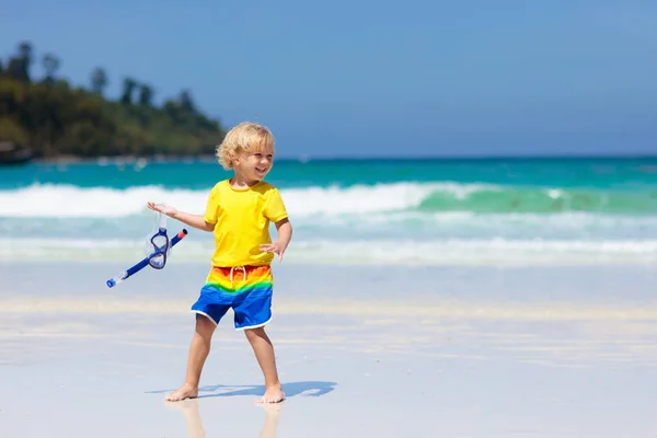 熱帯のビーチでシュノーケ リングの子 子供家族の夏休みにエキゾチックな島の海でシュノーケル 小さな男の子が海で海岸に砂と水を再生します 幼児は 波のように実行しています 子供のためのビーチ楽しい — ストック写真