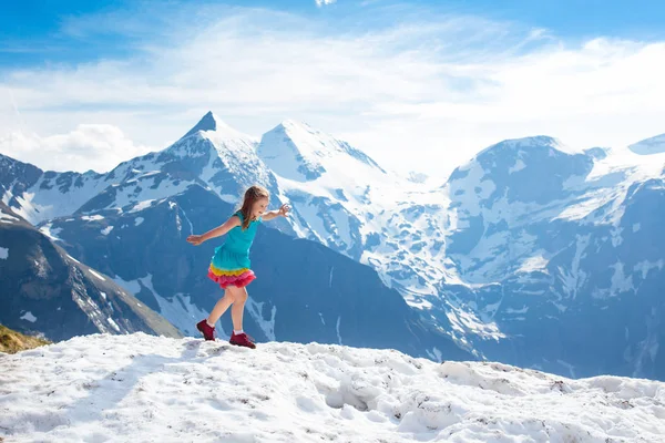 Kinderwandelen Alpen Oostenrijk Kinderen Besneeuwde Bergtop Warme Zonnige Lentedag Zomervakantie — Stockfoto