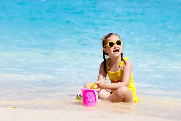 Barn Leker Tropiska Stranden Liten Flicka Vid Stranden Familjesemester Barn — Stockfoto