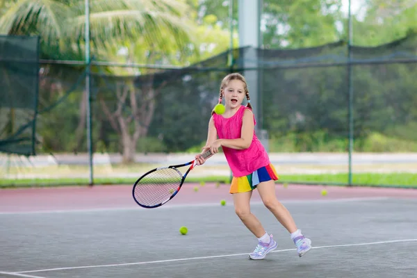Kind Tennissen Het Binnenveld Meisje Met Tennisracket Bal Sportclub Actieve — Stockfoto