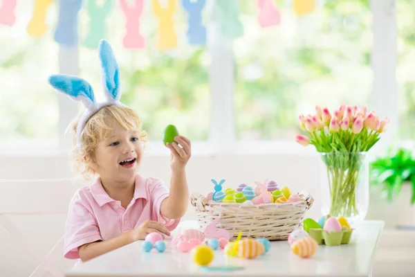 Bambini Che Tingono Uova Pasqua Bambini Orecchie Coniglio Colorano Uovo — Foto Stock