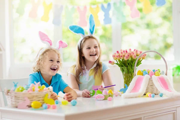 Dzieci Barwienia Jaj Wielkanocnych Dzieci Uszy Królika Farbowania Kolorowe Jajka — Zdjęcie stockowe