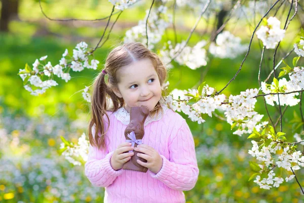 Niños Con Orejas Conejo Búsqueda Huevos Pascua Floreciente Jardín Flores —  Fotos de Stock