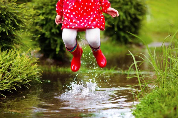 Ребенок Играет Дождём Осеннем Парке Дети Прыгают Грязную Лужу Дождливый — стоковое фото