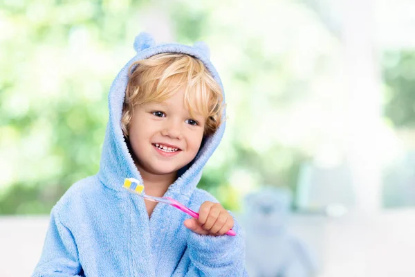 Kindertanden Poetsen Kinderen Tandenborstel Pasta Kleine Baby Jongen Blauw Badjas — Stockfoto