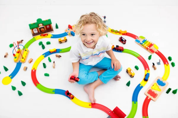 Crianças Brincam Com Trem Brinquedo Ferroviário Criança Brincando Com Coloridos — Fotografia de Stock