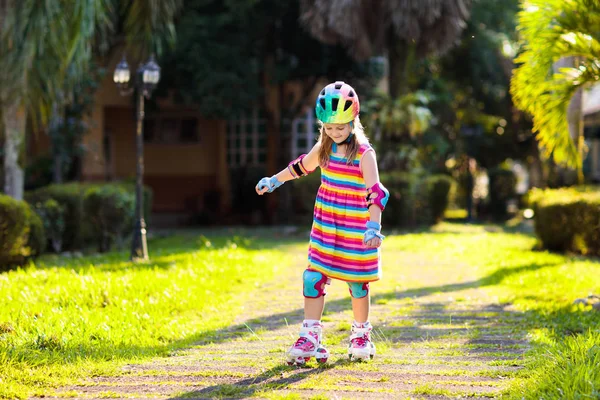 インラインの子は公園でスケートします 子供はスケート ローラーブレードを学ぶ 日当たりの良い夏の日にスケート少女 安全な住宅街に子供たちの野外活動 就学前の子供のための活動的なスポーツ — ストック写真