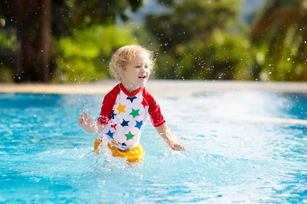 Dítě Hraje Bazénu Letní Dovolená Dětmi Malý Chlapec Skákání Vody — Stock fotografie