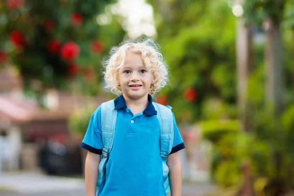 孩子在回学校的路上 暑假后 背着背包和制服步行上小学开始新的学年的小男孩 走到幼儿园或幼儿园的儿童学生 — 图库照片