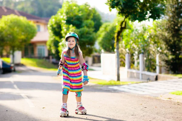 インラインの子は公園でスケートします 子供はスケート ローラーブレードを学ぶ 日当たりの良い夏の日にスケート少女 安全な住宅街に子供たちの野外活動 就学前の子供のための活動的なスポーツ — ストック写真