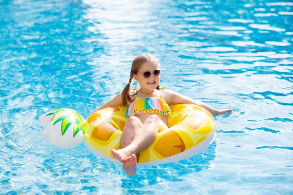 Kind Mit Aufblasbarem Ananas Spielring Schwimmt Schwimmbad Kleines Mädchen Lernt — Stockfoto