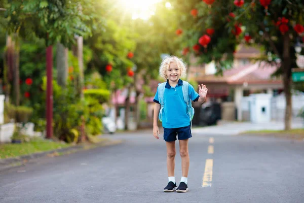 Elle Retourne École Petit Garçon Avec Sac Dos Uniforme Marchant — Photo