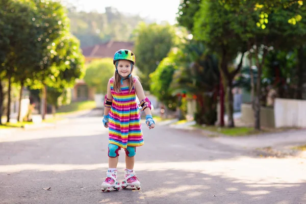 インラインの子は公園でスケートします 子供はスケート ローラーブレードを学ぶ 日当たりの良い夏の日にスケート少女 安全な住宅街に子供たちの野外活動 就学前の子供のための活動的なスポーツ — ストック写真