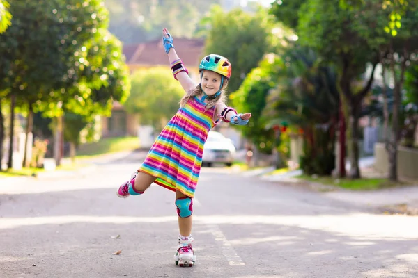 Barn Inline Skridskor Park Barnen Lär Sig Att Skate Inlines — Stockfoto