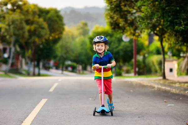 Niño Patinete Scooter Parque Los Niños Aprenden Patinar Sobre Patines —  Fotos de Stock