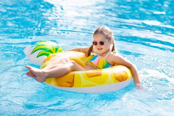 Kind Met Opblaasbare Ananas Speelgoedring Drijft Zwembad Meisje Dat Leert — Stockfoto