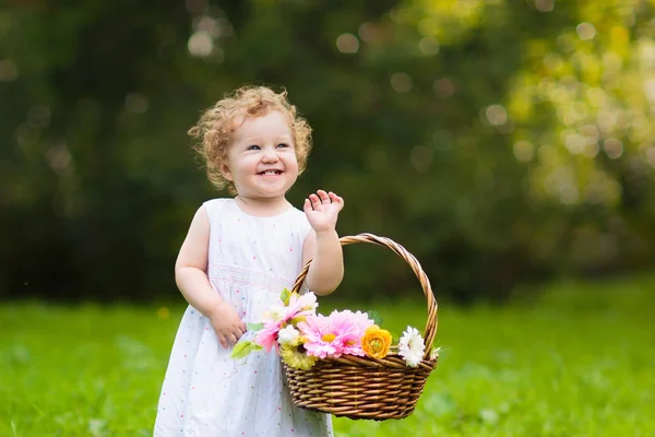 Bambino Con Cesto Fiori Nel Parco Soleggiato Bambina Fiore Ricevimento — Foto Stock